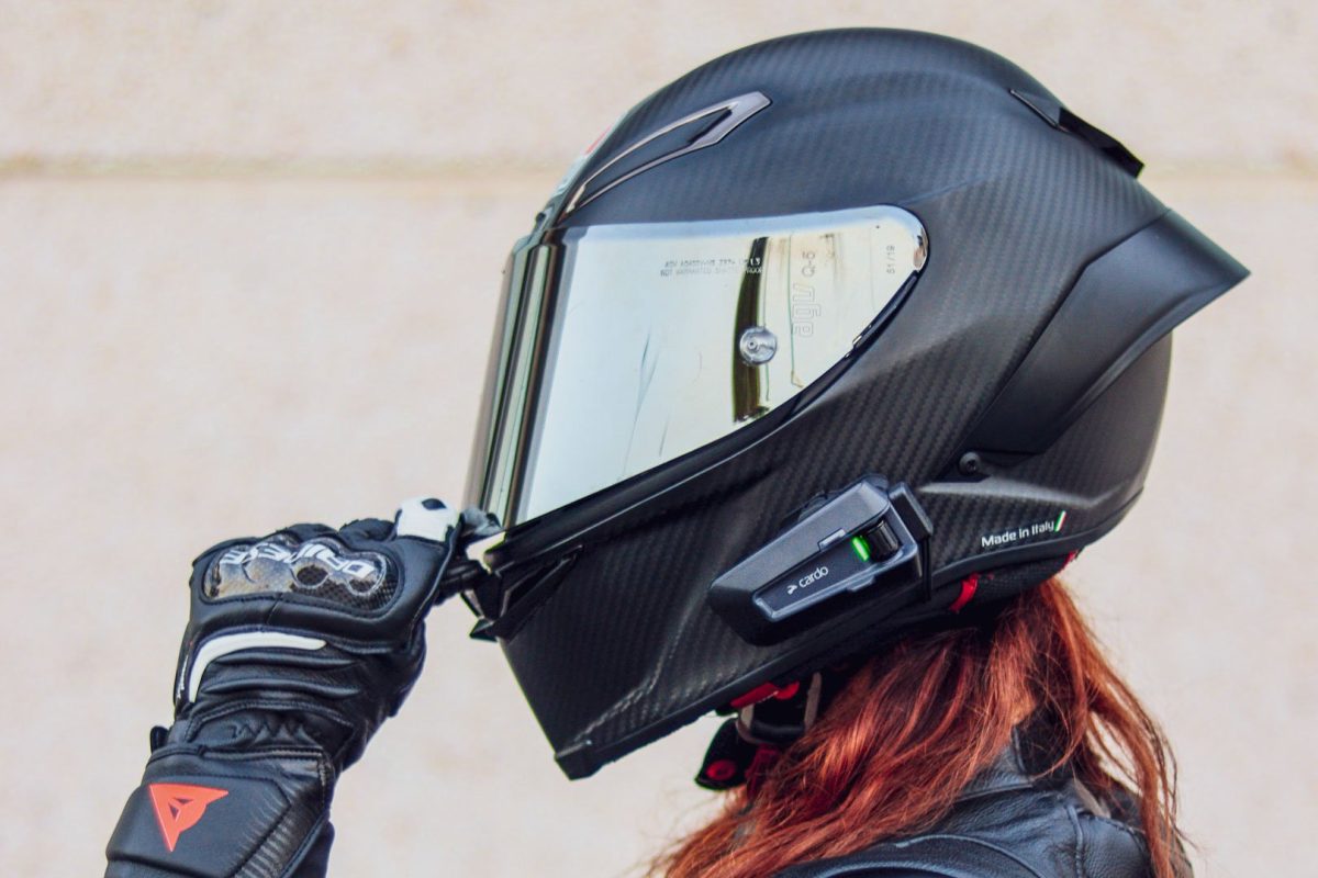 un femme avec un casque de moto