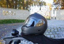 casque posé sur une moto