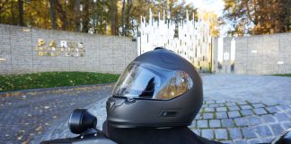 casque posé sur une moto