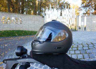 casque posé sur une moto