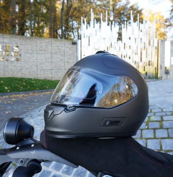 casque posé sur une moto
