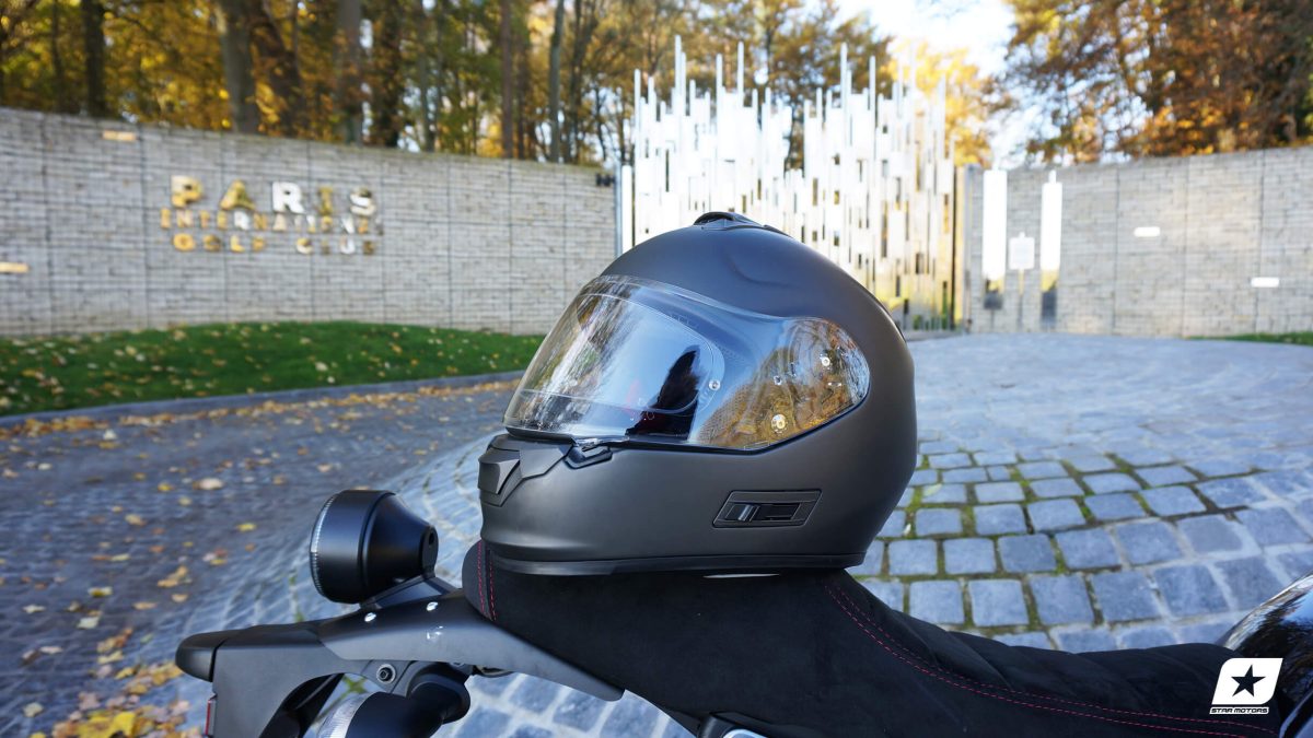 casque posé sur une moto