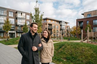 Jeune couple souriant dans le quartier de Le Rheu