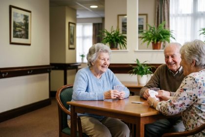Seniors jouant aux cartes dans un centre de soins
